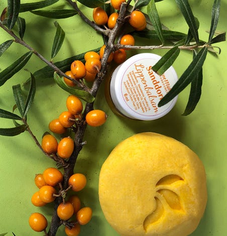 Sanddornzweig, Lippenbalsam und Waschstück